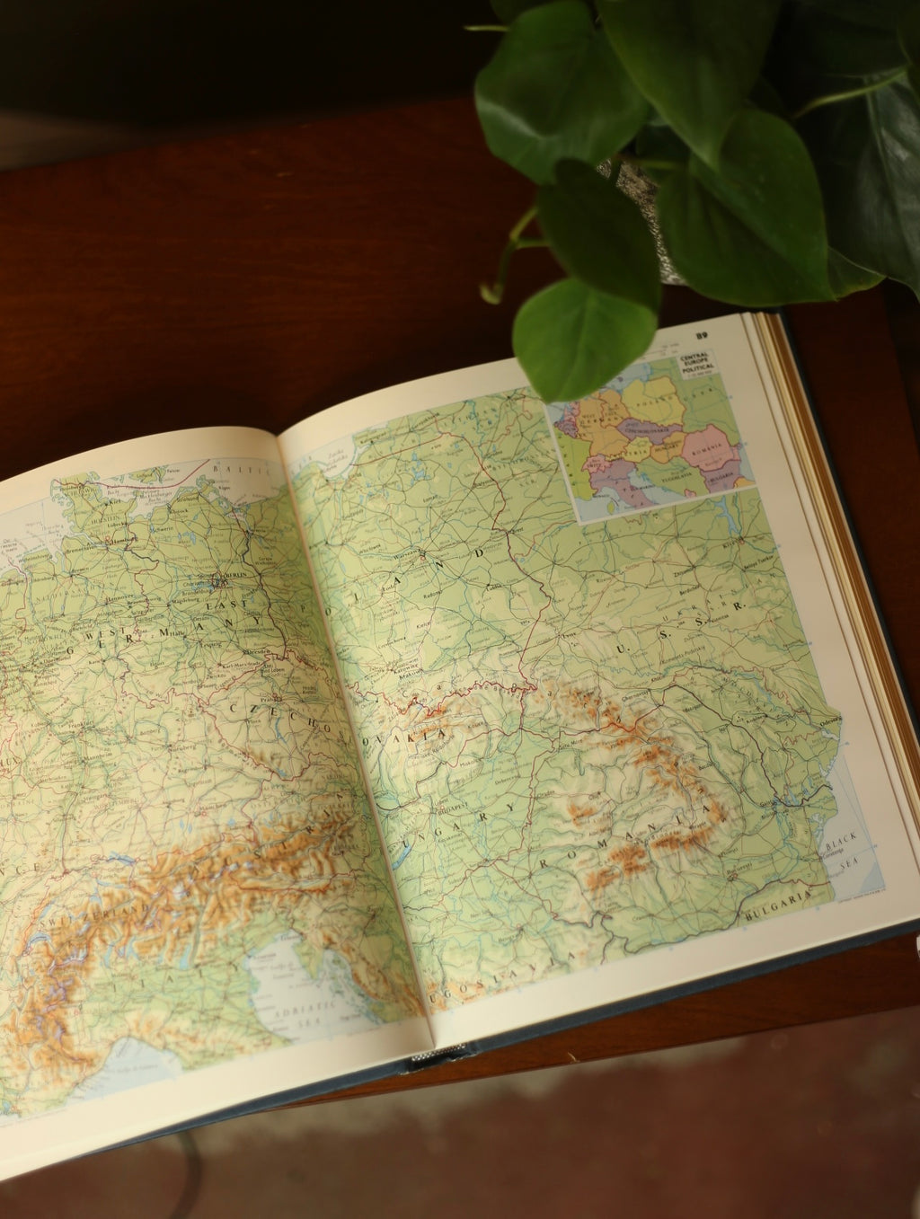 The Grolier Atlas of North America and The World 1986